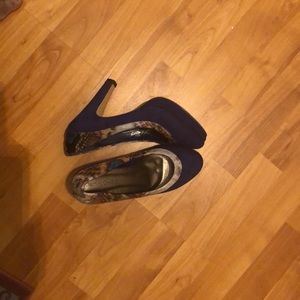 Blue suede snake patterned Charming Charlie pumps
